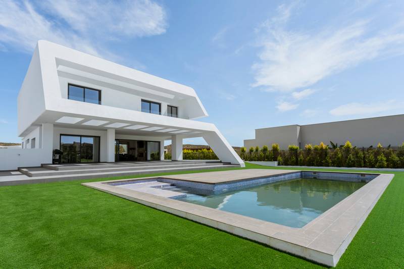 Vivienda unifamiliar blanca con piscina y jardín