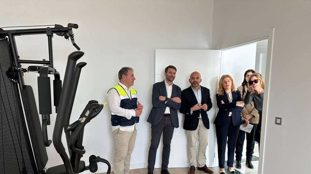 Autoridades y técnicos visitan una sala del centro de intervención temprana de FAAM en Almería