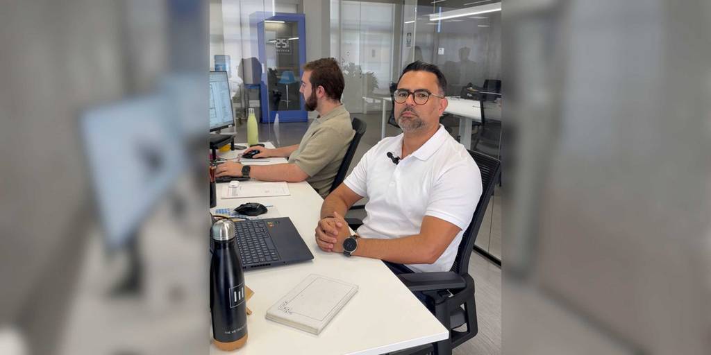 Dos miembros del equipo de MAD trabajando con sus ordenadores en el estudio