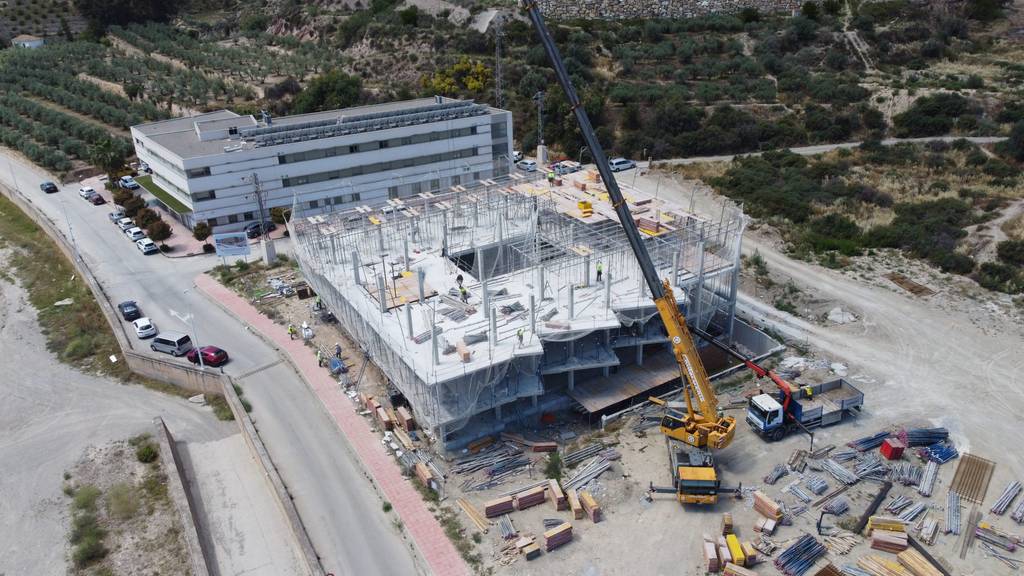 Vista aérea de la obra de una residencia de mayores en construcción con una grúa