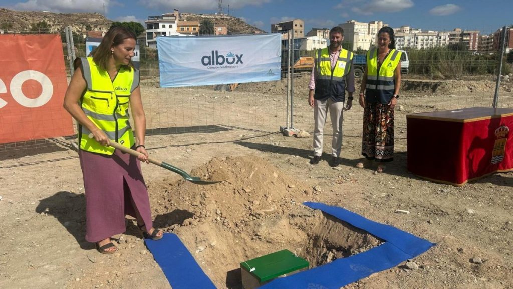 La delegada de la Junta en Almería, Aránzazu Martín, durante el acto simbólico de colocación de la primera piedra de la futura residencia de mayores de Albox (Almería). - JUNTA DE ANDALUCÍA (Europa Press)